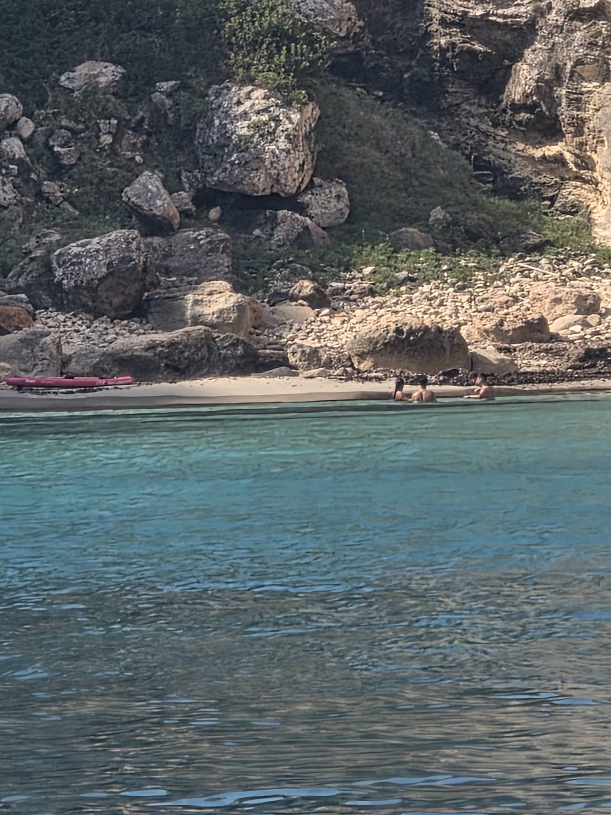 Agua turquesa al pie de los acantilados de Formentera