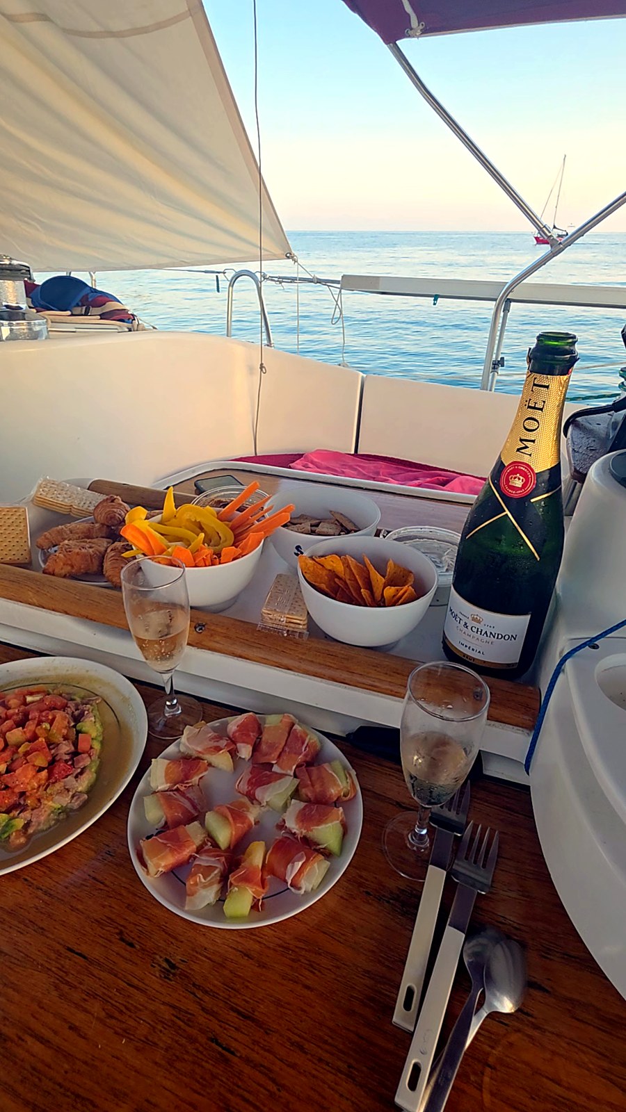 La mesa de la cena del bautizo, con el tartar de atún y el Moët
