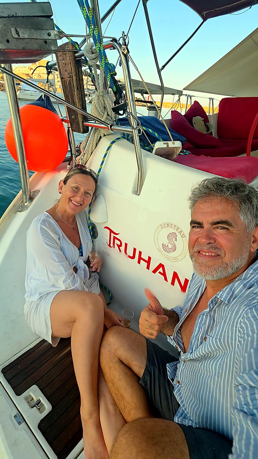 Viviana y Narciso en la popa del Truhán, junto al nombre recién estrenado