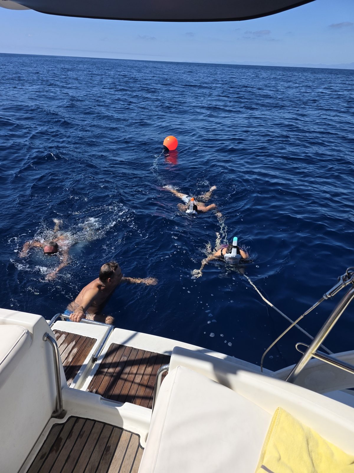 Baño en alta mar con gafas de buceo junto al Truhán