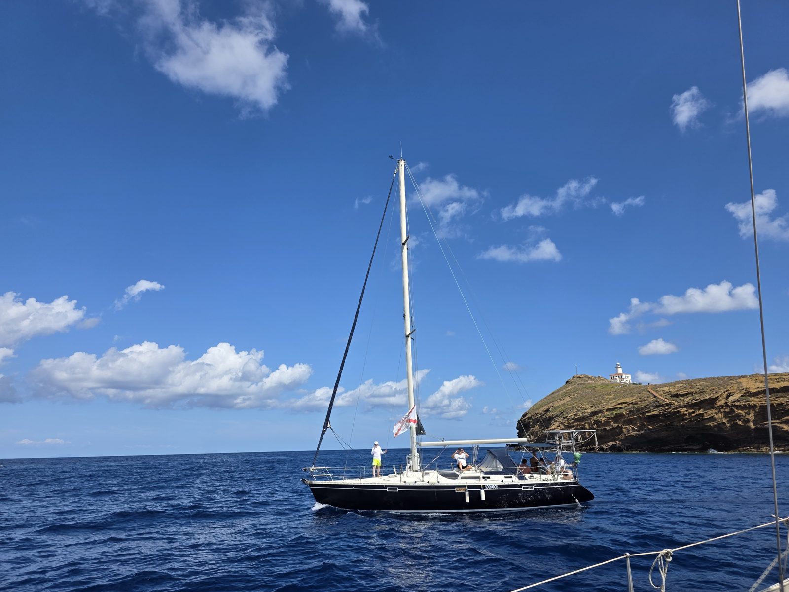 Un velero frente a la Illa Grossa en septiembre