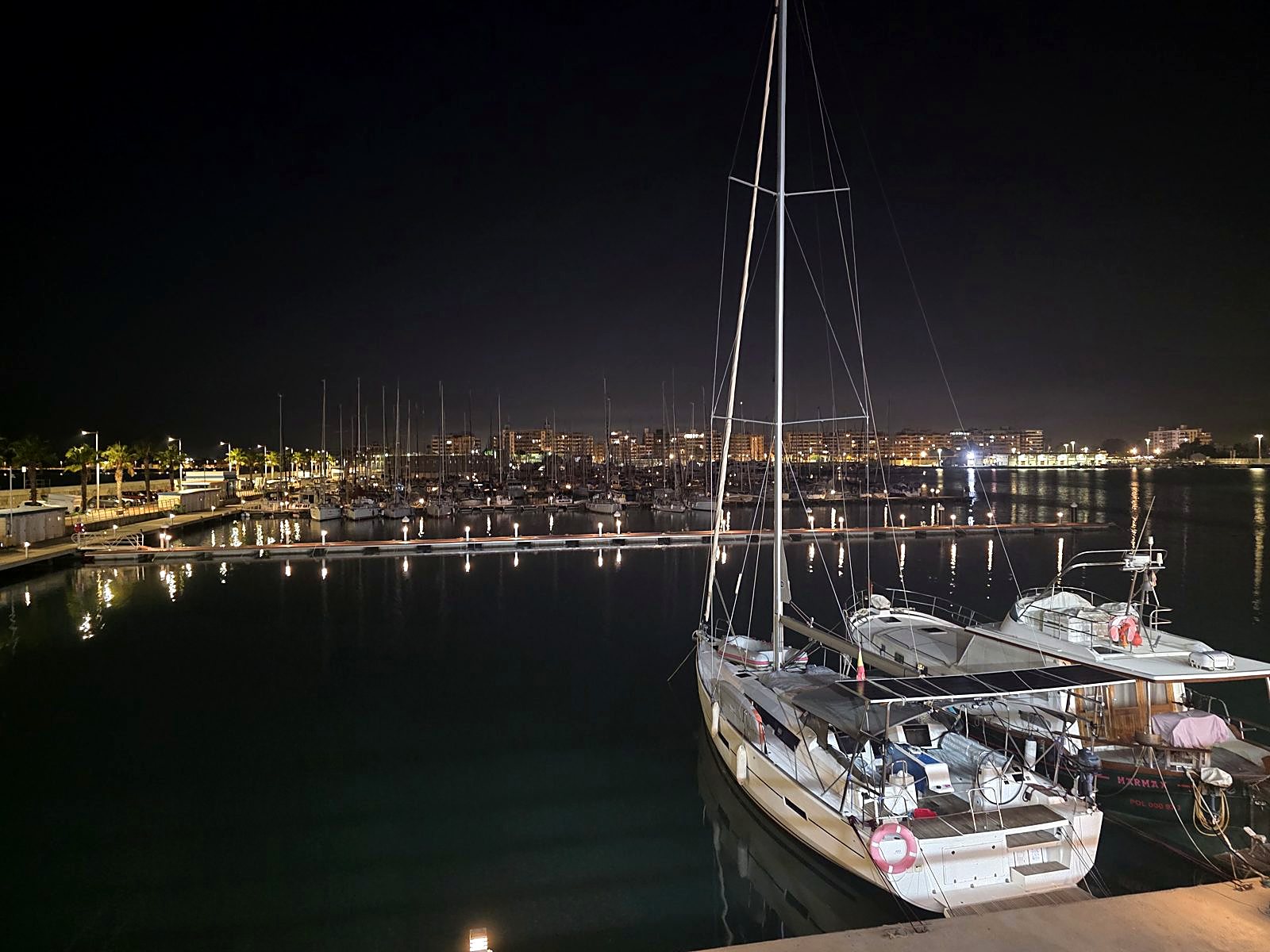 El Truhán de noche en el puerto de Burriana