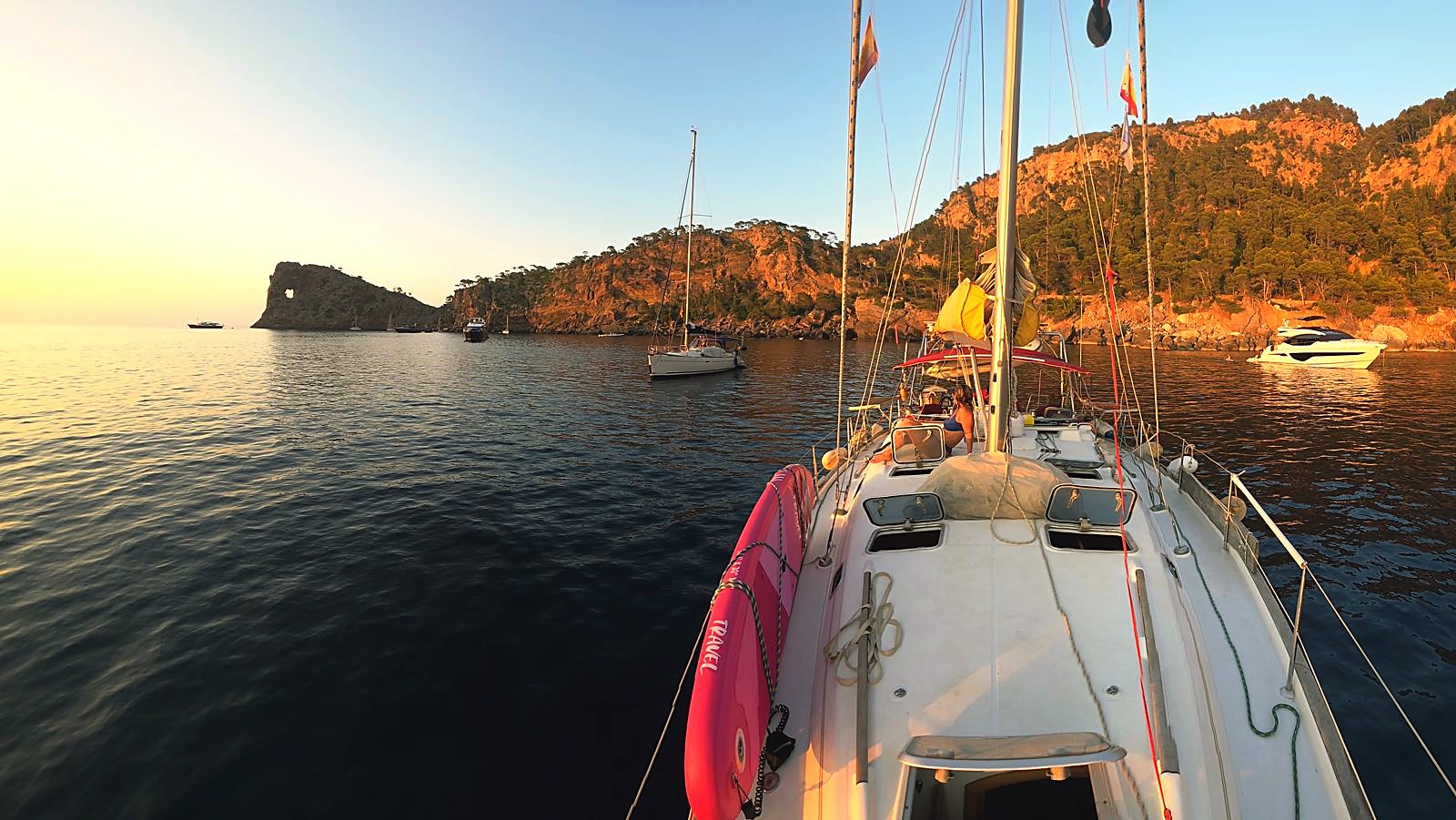 La proa del Truhán al atardecer en Sa Foradada