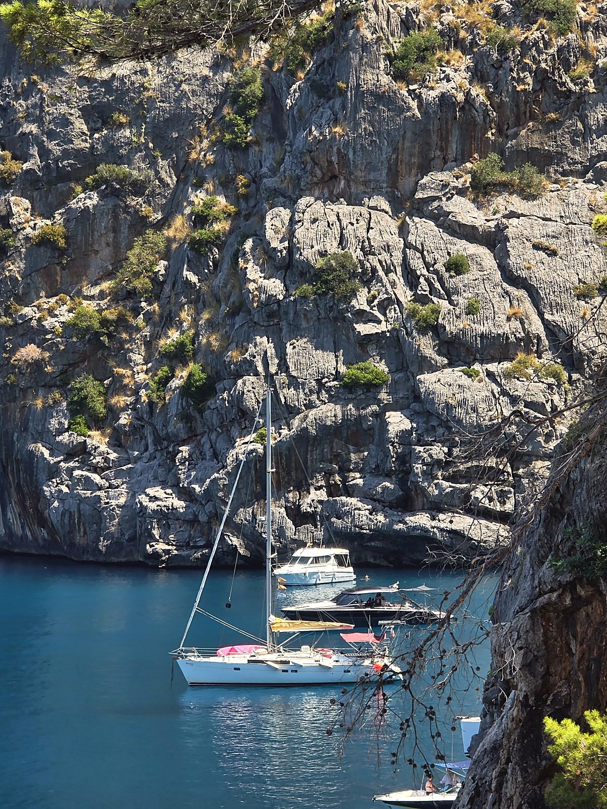 Veleros fondeados en Sa Calobra, Mallorca